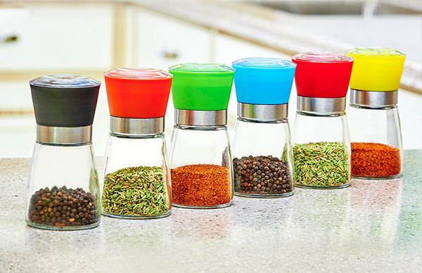 Glass salt and pepper set
