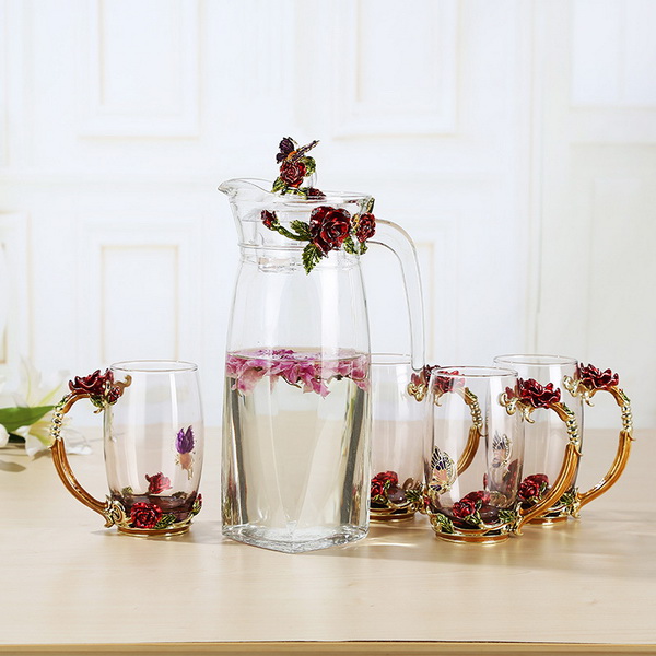 Glass drinkware set