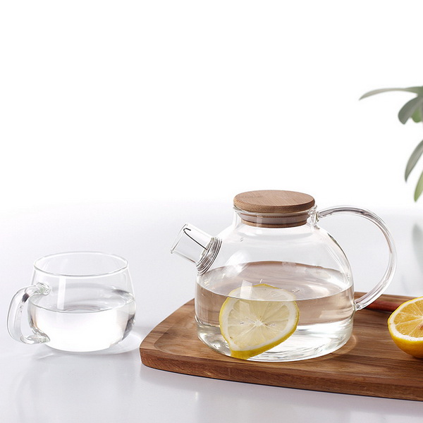 Glass drinkware set